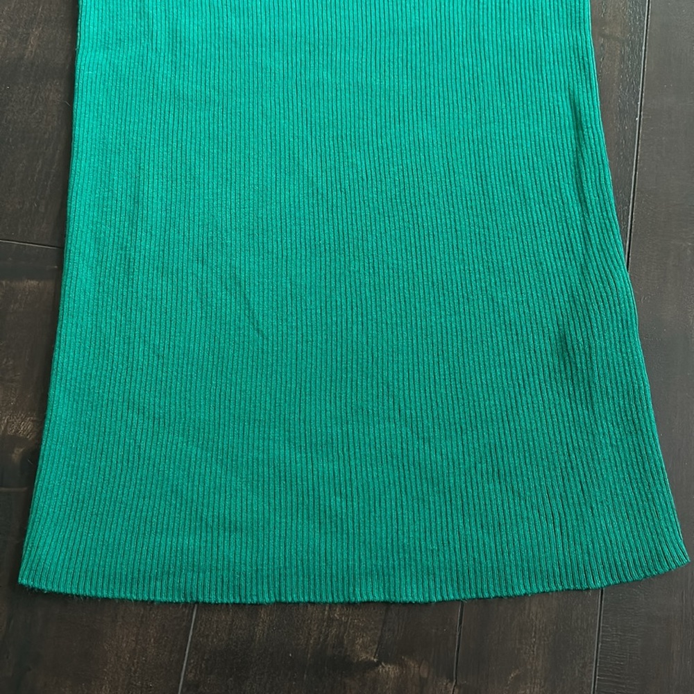 Solid Color Top - Picture 2 of 6